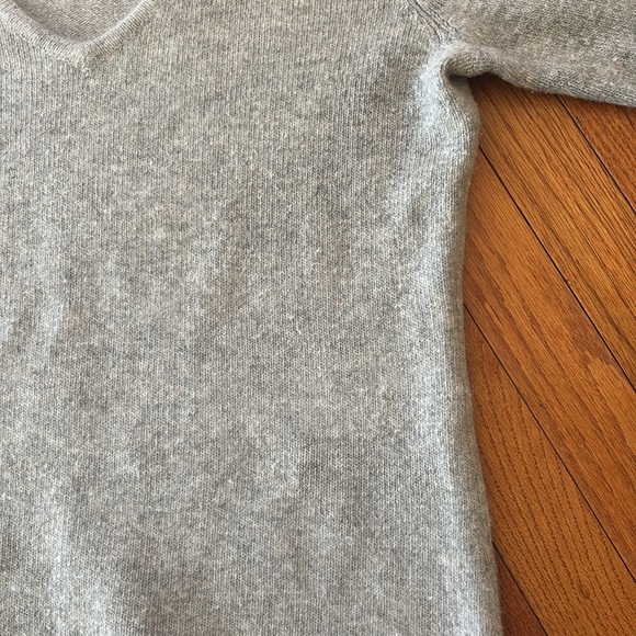 Sarah Spencer light gray v neck  fitted sweater - Picture 5 of 9